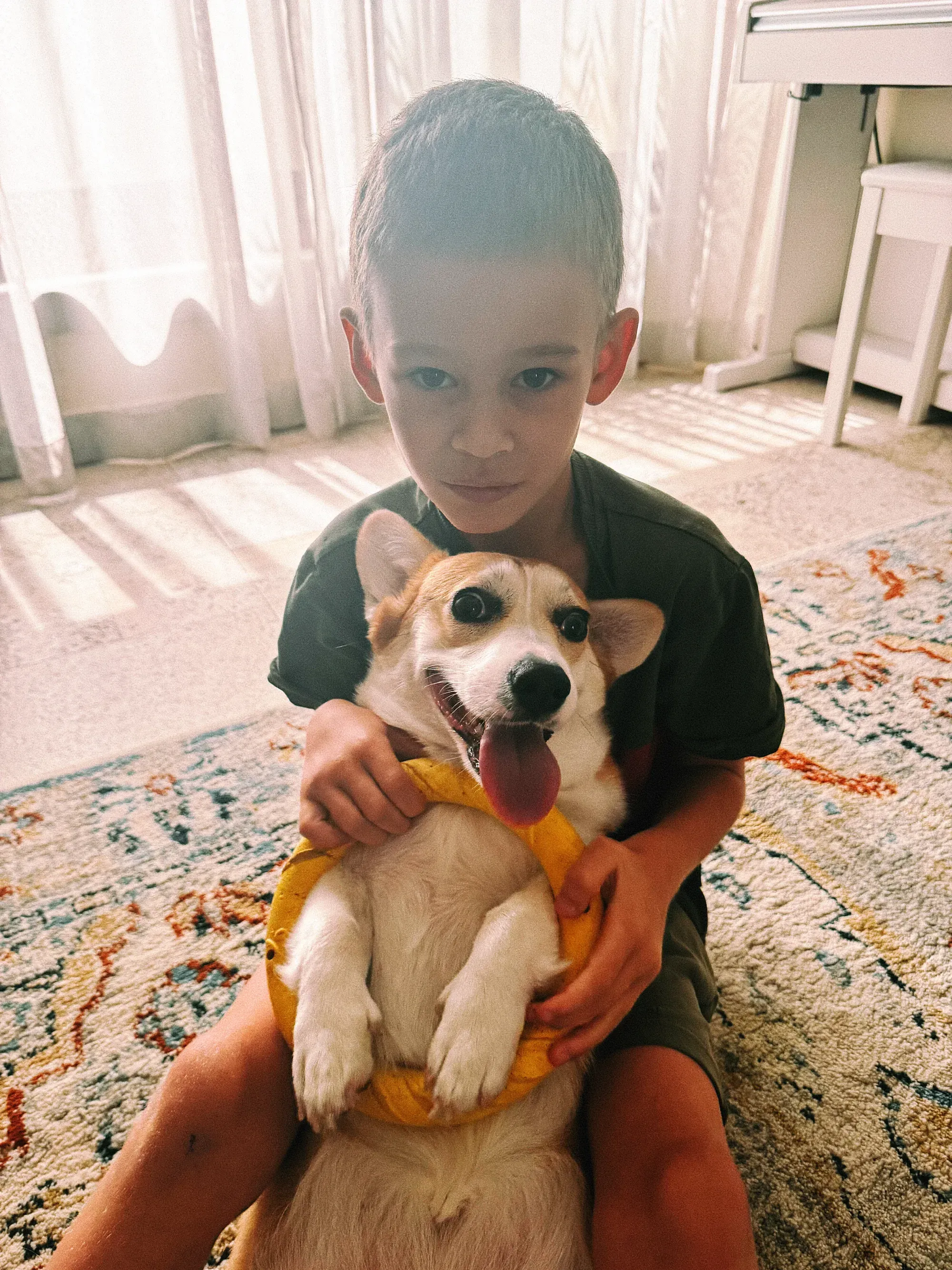 Константин — человек и Бекки — корги-пес